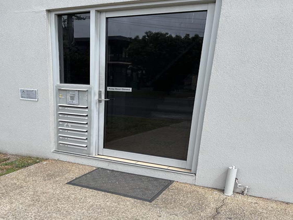 broken glass replaced in commercial aluminium door in rosebud